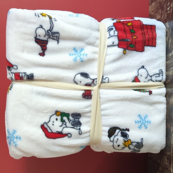 ❌SOLD❌Peanuts 🥜 Winter Snoopy Full / Queen Sized Plush Blanket - Picture 2 of 3